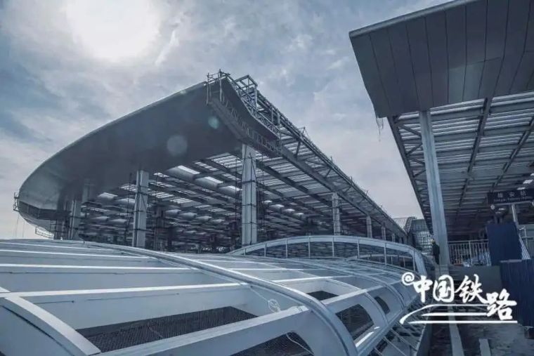 全亚洲最大高铁站—雄安站钢结构建设过程_9