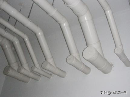 地下室排水横管与出墙排出管高低落差≤300mm,管道转角不应 90°.