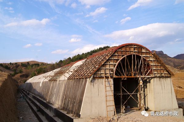 拱圈砼浇筑时,应由两侧向中间同时对称进行,以防拱架失稳.