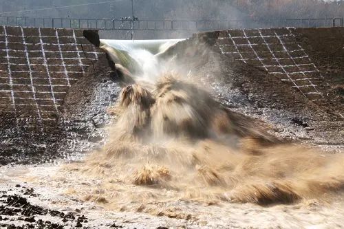 洞 (南京水利科学研究院溃坝试验)  退水期隐蔽的另一种危险是 管涌