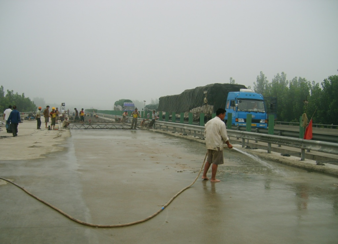 摊铺机桥面铺装施工方案资料下载-高速公路水泥混凝土桥面铺装及凿除施工工艺