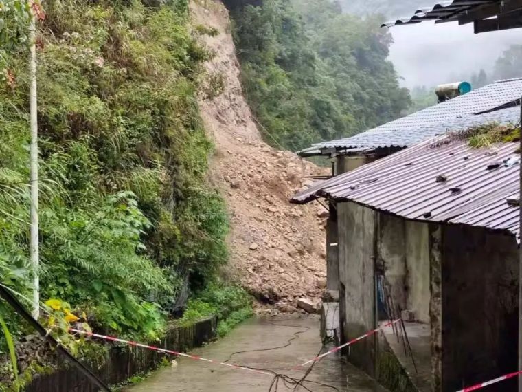 高速公路灾害预警管理资料下载-重庆成功预警危岩崩塌，无人员伤亡