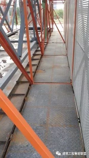 临边长的区域施工时,施工人员数量多且施工的交叉作业频繁,安全防护