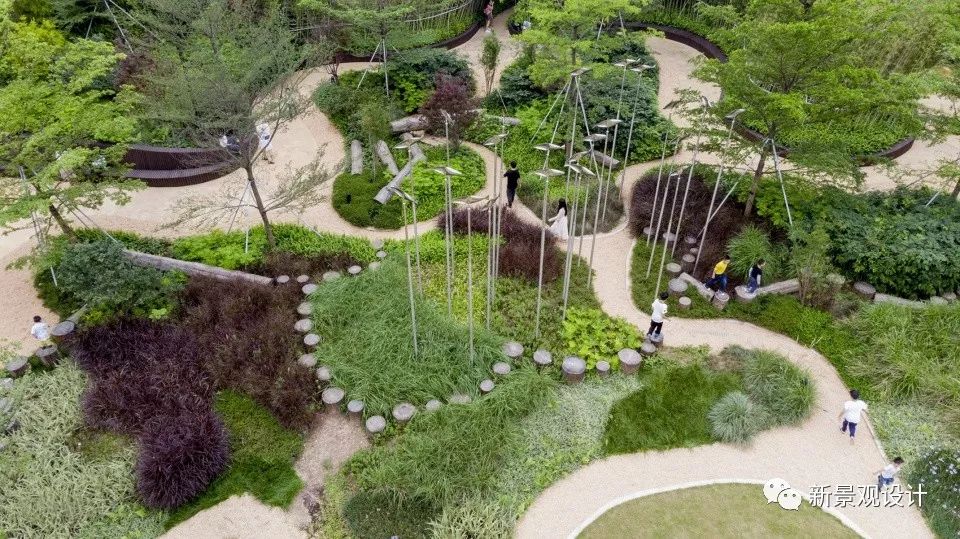 草坡地形局部鸟瞰图,工业元素与绿植景观相结合