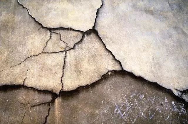 1,塑性收缩裂缝现象