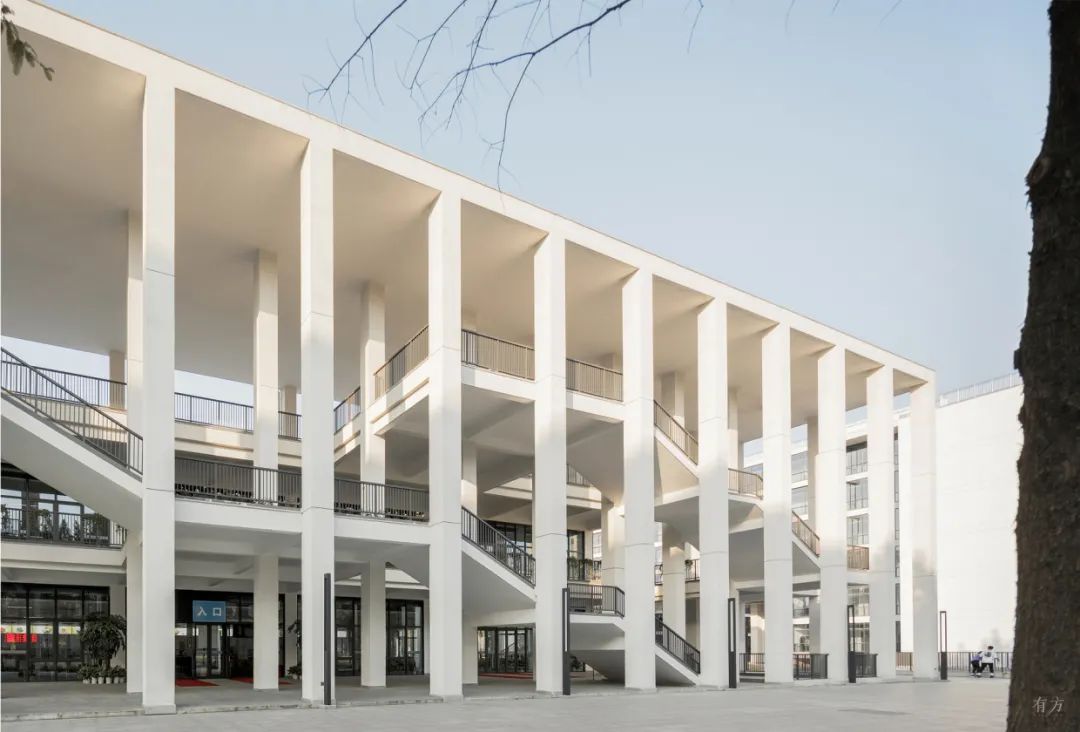 低造价制约下食堂质朴简洁的立面  赵强