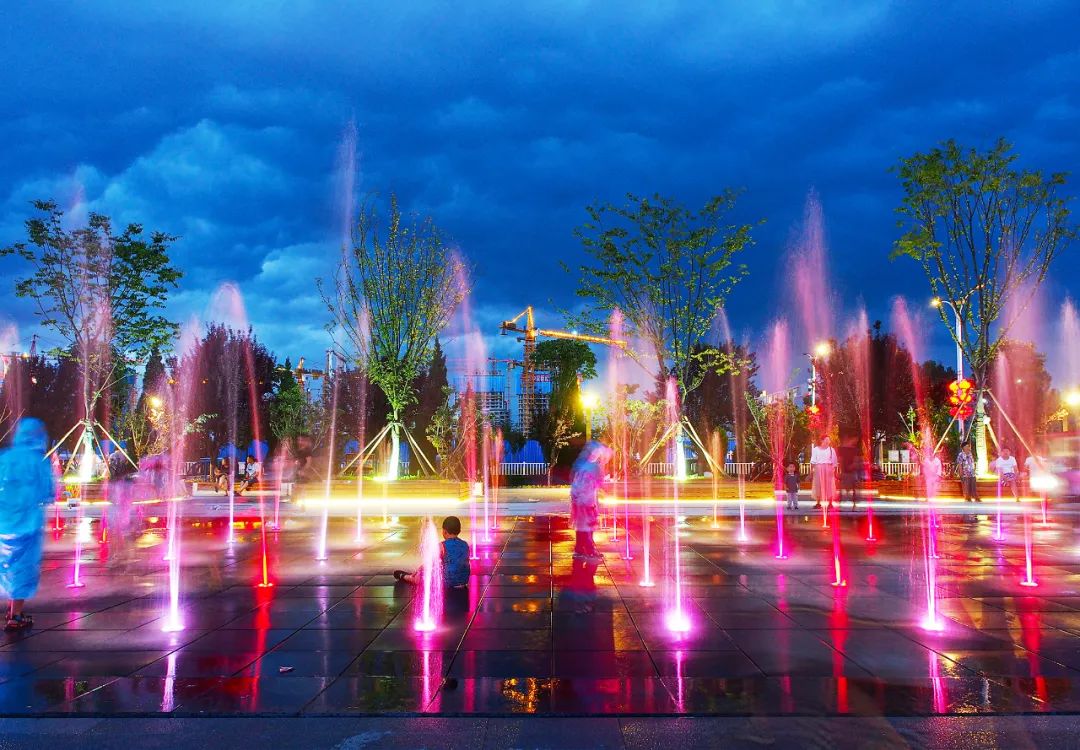夜幕下的旱喷广场