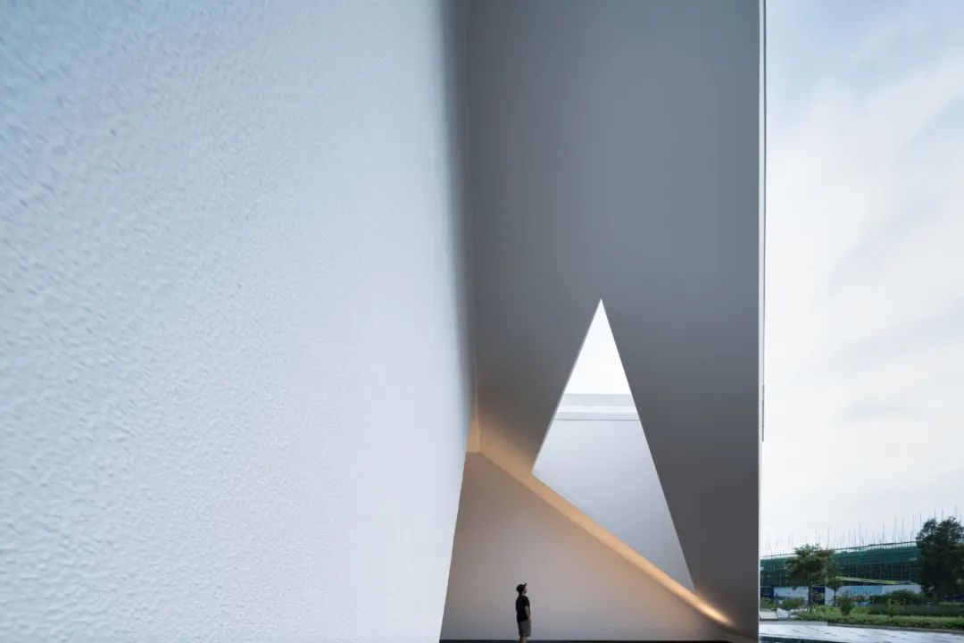 建筑形体虚实结合,简洁中蕴含力量-建筑杂谈-筑龙建筑设计论坛