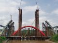重庆寨子路工程大拱1400吨提升段提升到位