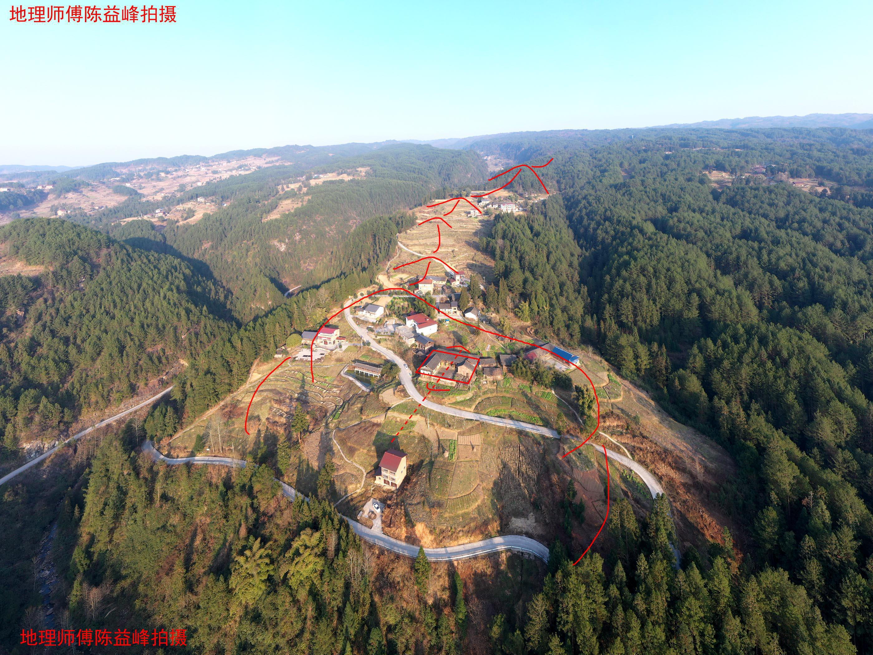 左右有大水送龙脉前行,行都十余里,龙脉到头之后,前有大河环抱于前