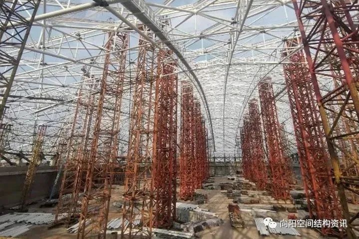 “中国摩”钢结构成功卸载_11