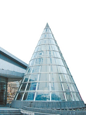 别具特色的摆放楼盘模型的圆锥形