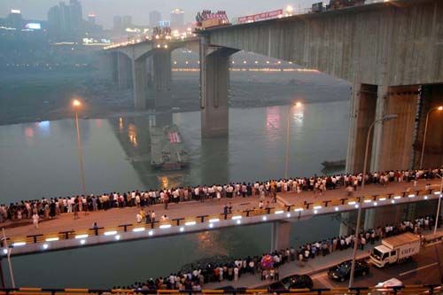 25米钢箱梁吊装施工方案资料下载-重庆石板坡长江大桥吊装103米钢箱梁