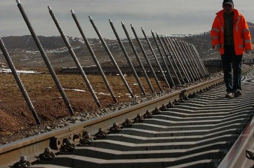 中国的短时冻土分布资料下载-青藏铁路——中国冻土技术走在世界前列的标志