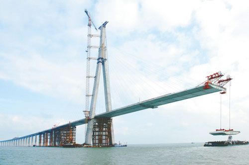 25米钢箱梁吊装施工方案资料下载-世界最大跨径斜拉桥苏通大桥主跨钢箱梁吊装