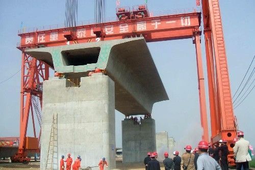 银西高铁渭河特大桥资料下载-郑西铁路客运专线渭河特大桥架起第一梁