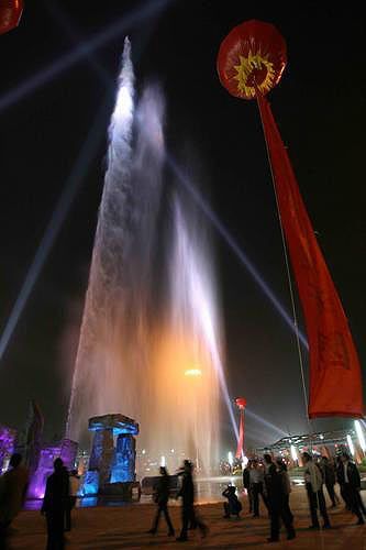 su旱地喷泉资料下载-国内最高旱地喷泉亮相北京 射程136.8米