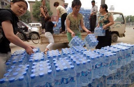 自来水二次供水应急预案资料下载-江苏无锡自来水遭污染市民抢购纯净水