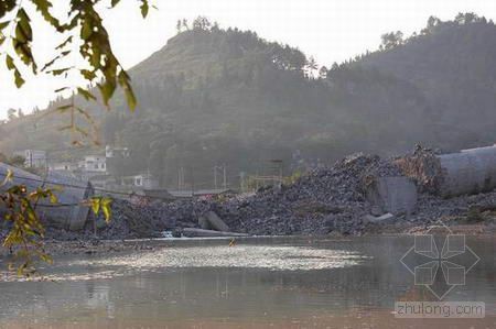 凤凰县堤溪沱大桥资料下载-湖南凤凰县在建大桥垮塌14人死亡