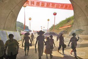重庆市西彭镇资料下载-重庆环山坪隧道贯通 节约车程4小时
