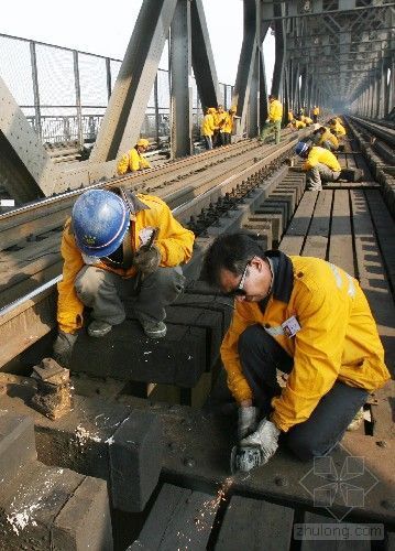 10月10日，大桥职工为铁路桥更换