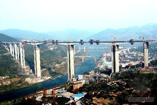这是加紧建设中的乌江特大桥