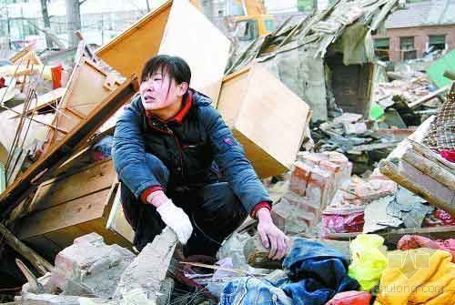 强制拆迁房屋资料下载-郑州23户居民房屋遭强制拆迁 8岁女孩险遭活埋