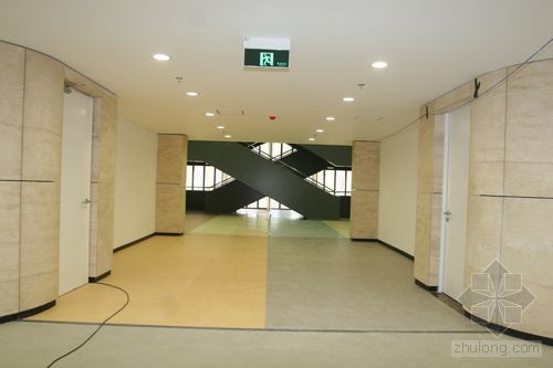 地下车道车道资料下载-篮球馆地下车道直通商业区 休闲广场落户南侧