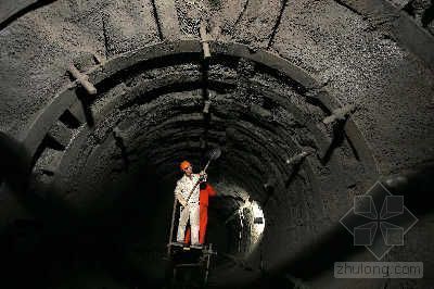 隧道逃生通道施工方案资料下载-长江隧道打通首条连接通道 距离江面30多米深处