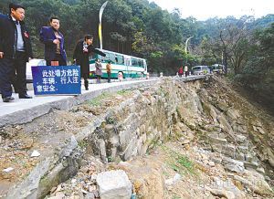水毁公路施工图资料下载-重庆：龙黄公路水毁 至今不见人修