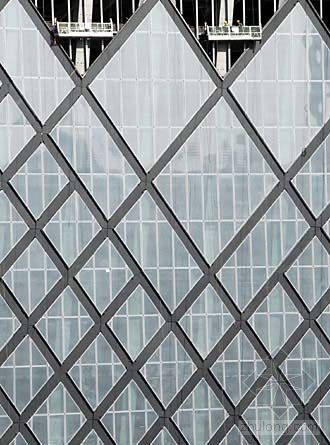 cctv新总部大楼资料下载-央视新台址主楼全面安装玻璃幕墙