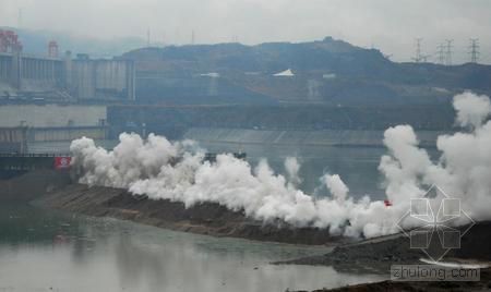 大坝围堰截流资料下载-三峡大坝三期下游围堰防渗墙爆破拆除