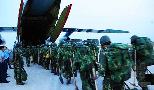 [分享]5万官兵奔赴灾区 空军"空地一体"投入行动