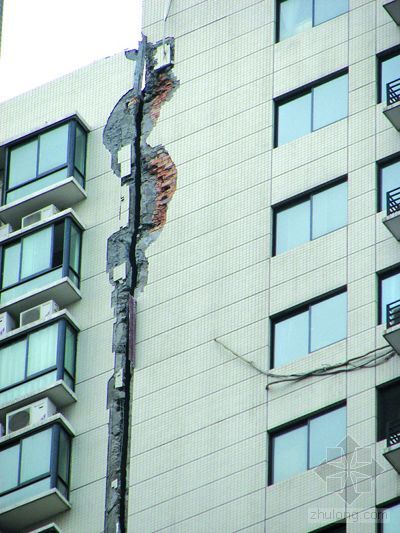 楼体伸缩缝的位移过大,应引起注