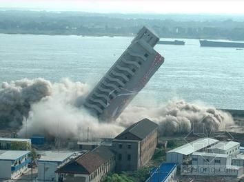 芜湖国际酒店资料下载-“芜湖江边第一高楼”一爆拆除 为滨江公园建设让路 