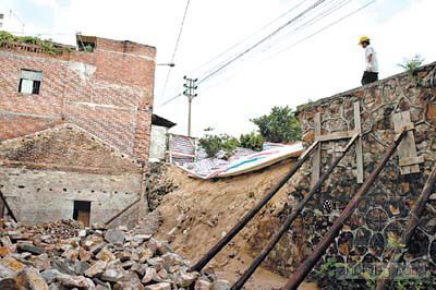 挡土墙抢修工程资料下载-大堤挡土墙坍塌压倒民居