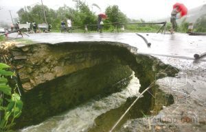 分享涵洞施工图资料下载-78省道涵洞桥发生坍塌