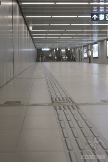 地铁出入口盲道资料下载-地铁10号线内部探秘 展厅内设置了盲道
