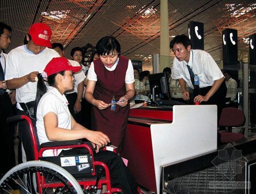 cad轮椅模型资料下载-T3航站楼演练接待残奥团队 矮柜台方便轮椅旅客
