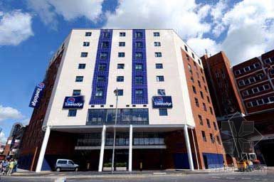 经济型酒店全套图纸资料下载-英国经济型酒店Travelodge的第一座集装箱旅店开放 
