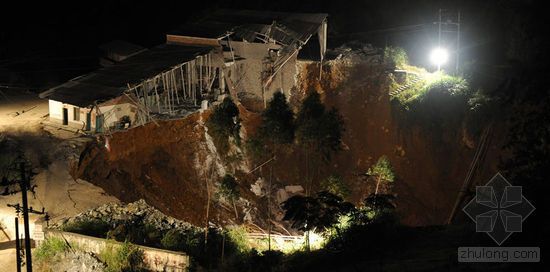 工厂宿舍食堂施工图资料下载-福建龙岩一工厂突现30米深坑 6人被埋