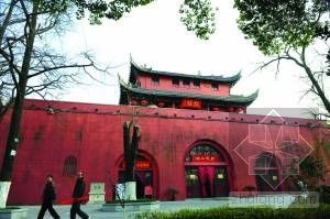 城墙游客中心资料下载-南京600多岁鼓楼楼内增设电梯方案被否