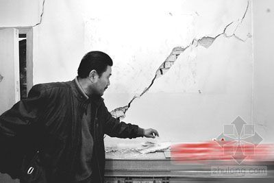 户内门施工资料下载-西安一村一周内7户人家房屋裂缝 村民疑施工所致