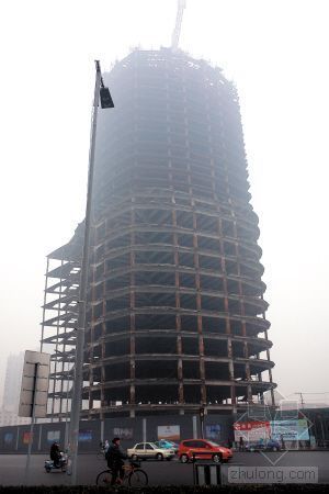 10米钢结构广告牌资料下载-天津市中心最大烂尾楼转手 停工九年仅剩框架