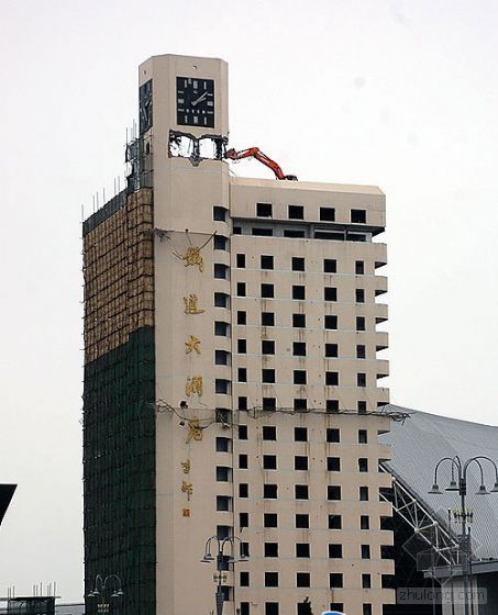 拆楼机爬上71米高楼 烟台铁道大厦开始封闭拆除