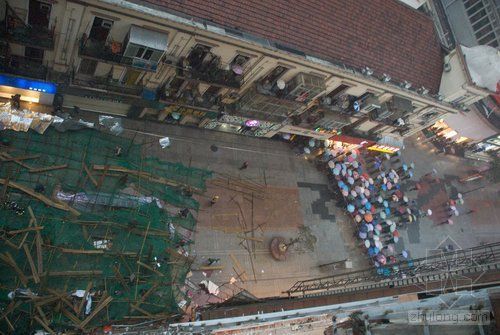 40个步行街su资料下载-武汉江汉路步行街一大楼脚手架坍塌
