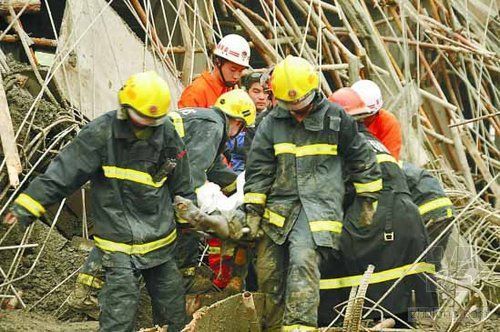 步行街脚手架资料下载-浙江一工地脚手架坍塌 8名工人被埋1人身亡