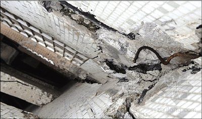 降低地面裂缝资料下载-武广高铁施工致地面塌陷 房子裂缝能塞进手掌