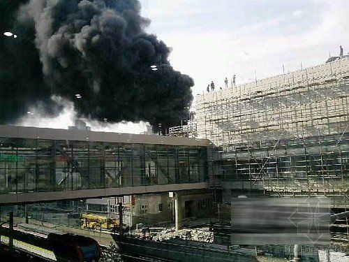 大雁塔北广场资料下载-上海火车站北广场在建厕所发生火灾