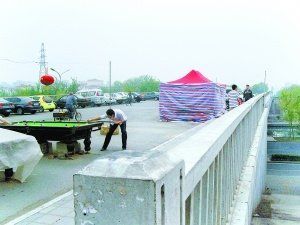 停车场布图cad资料下载-北京：大桥建成两年不通车变身停车场